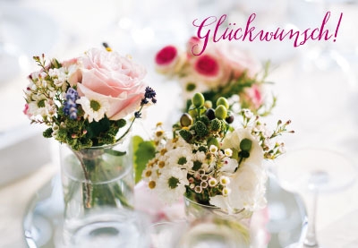 Blumen - Rosen und Schleierkraut in Vasen