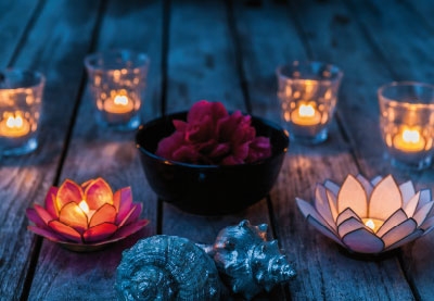 Trauer ohne Text - Blumen aus Glas und Lichter
