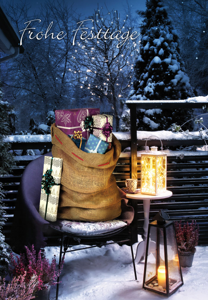 Weihnachten - Sack voller Geschenke auf der Terrasse