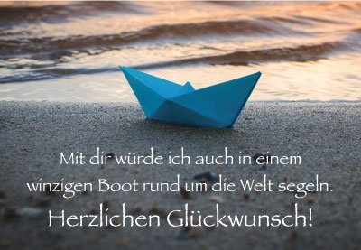 Geburtstag - blaues Papierboot am Strand